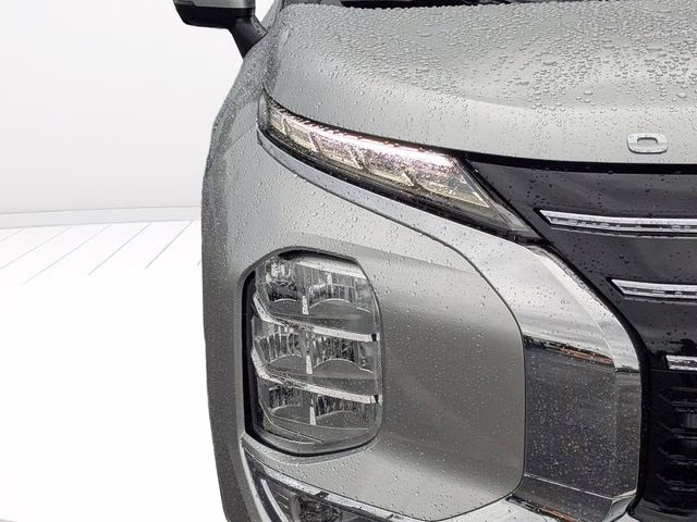 2026 Alloy Silver Metallic Mitsubishi Outlander SE FWD SUV