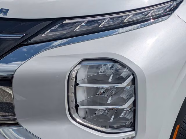2026 White Diamond Mitsubishi Outlander SE FWD SUV
