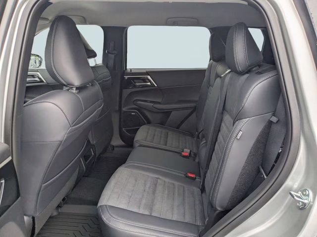 2026 Alloy Silver Metallic Mitsubishi Outlander SE FWD SUV