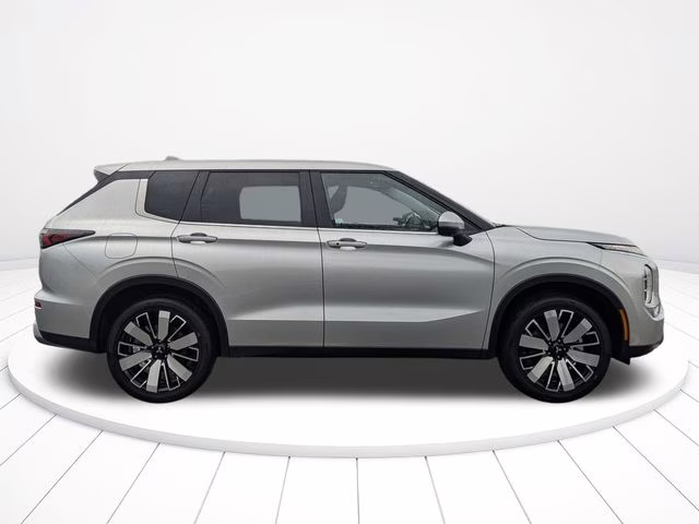 2026 Alloy Silver Metallic Mitsubishi Outlander SE FWD SUV