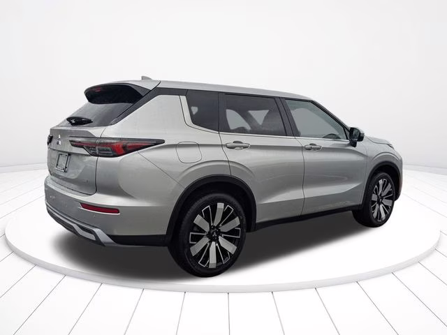 2026 Alloy Silver Metallic Mitsubishi Outlander SE FWD SUV
