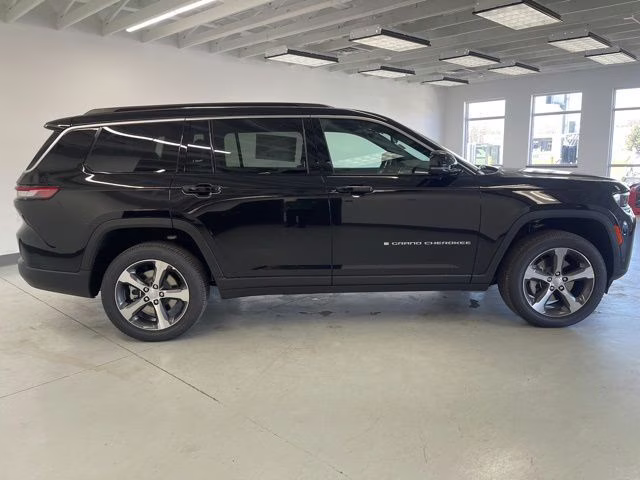 2026 Diamond Black Crystal Pearlcoat Jeep Grand Cherokee L Limited 4X4 SUV