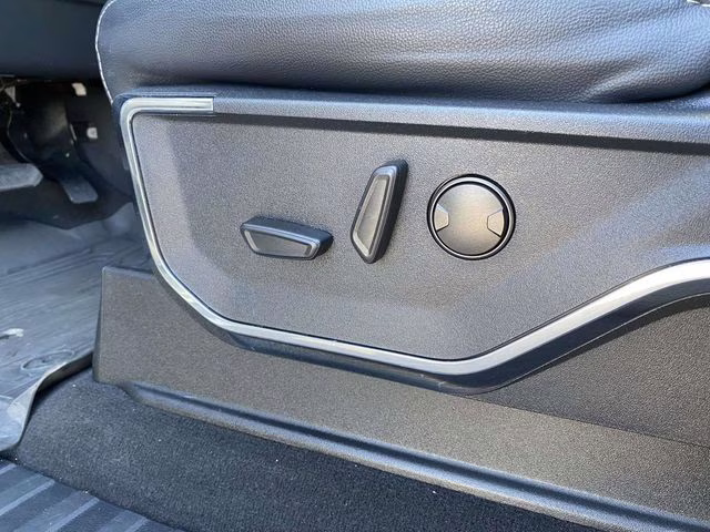 2024 Iconic Silver Metallic Ford Super Duty F-250 SRW Lariat 4X4 Truck