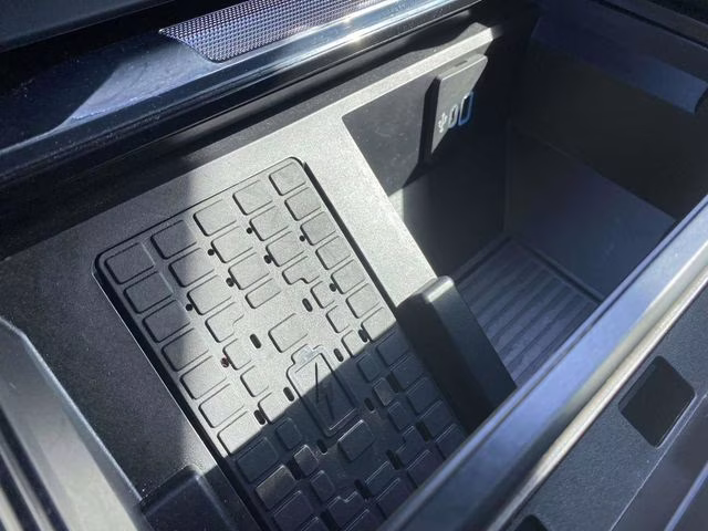 2024 Iconic Silver Metallic Ford Super Duty F-250 SRW Lariat 4X4 Truck