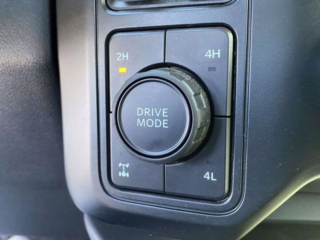 2024 Iconic Silver Metallic Ford Super Duty F-250 SRW Lariat 4X4 Truck