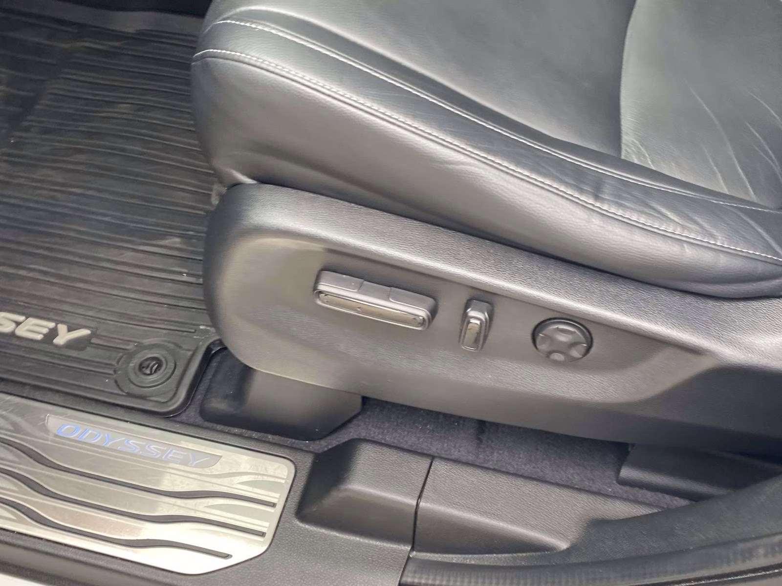 2022 Platinum White Pearl Honda Odyssey EX-L FWD Van