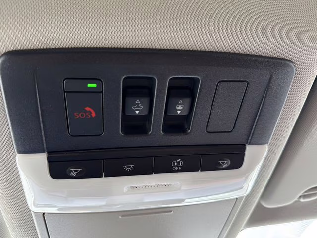 2026 Everest White Pearl/Super Black Nissan Rogue Platinum AWD SUV