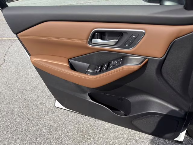 2026 Everest White Pearl/Super Black Nissan Rogue Platinum AWD SUV