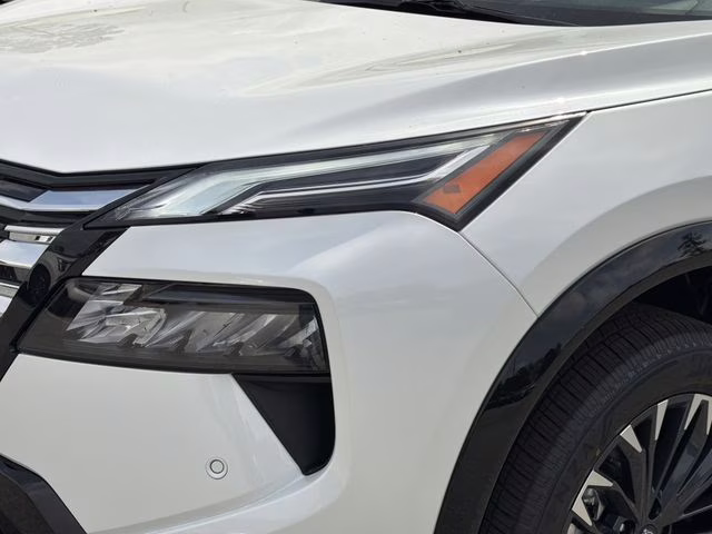 2026 Everest White Pearl/Super Black Nissan Rogue Platinum AWD SUV