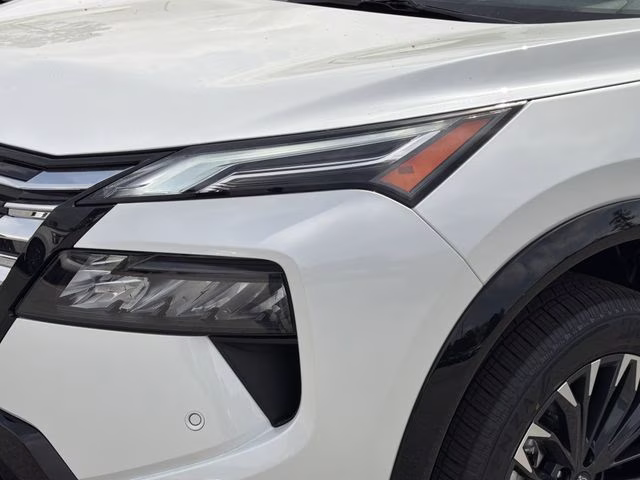 2026 Everest White Pearl/Super Black Nissan Rogue Platinum AWD SUV