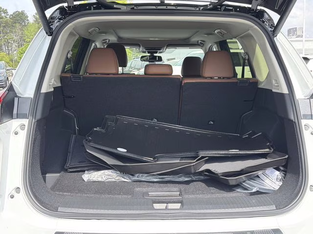 2026 Everest White Pearl/Super Black Nissan Rogue Platinum AWD SUV
