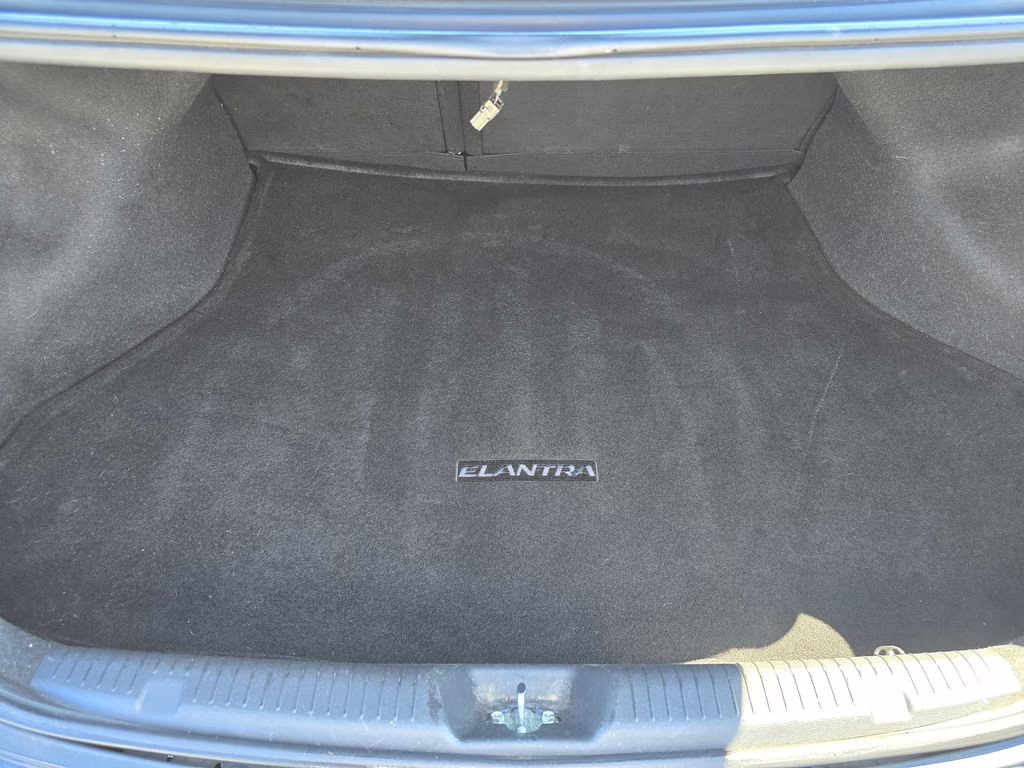 2016 Phantom Black Hyundai Elantra SE FWD Sedan