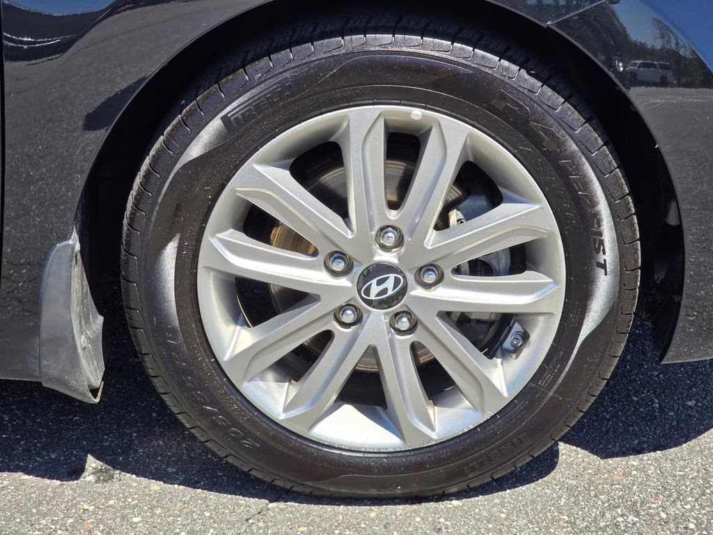2016 Phantom Black Hyundai Elantra SE FWD Sedan