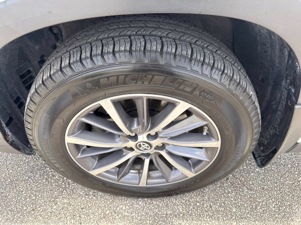 2019 Blizzard Pearl Toyota Highlander Hybrid XLE AWD SUV