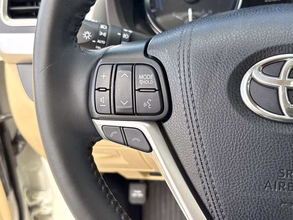 2019 Blizzard Pearl Toyota Highlander Hybrid XLE AWD SUV