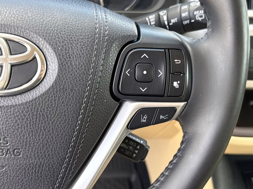 2019 Blizzard Pearl Toyota Highlander Hybrid XLE AWD SUV