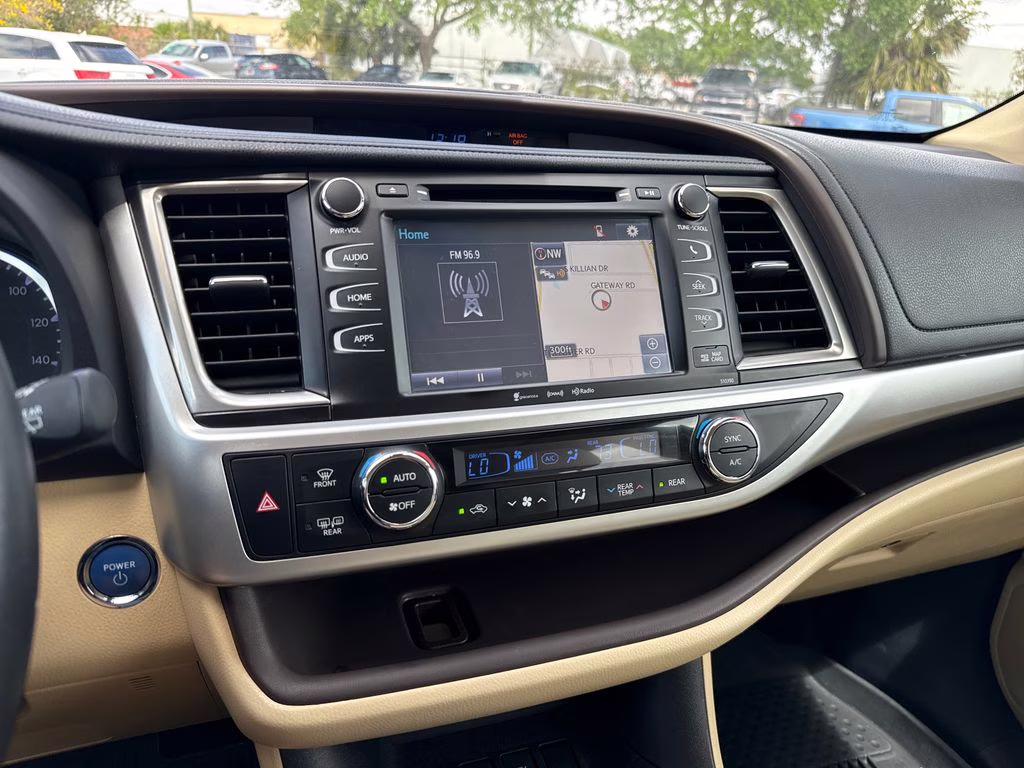 2019 Blizzard Pearl Toyota Highlander Hybrid XLE AWD SUV