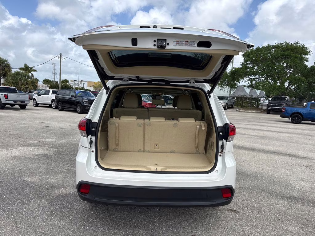 2019 Blizzard Pearl Toyota Highlander Hybrid XLE AWD SUV