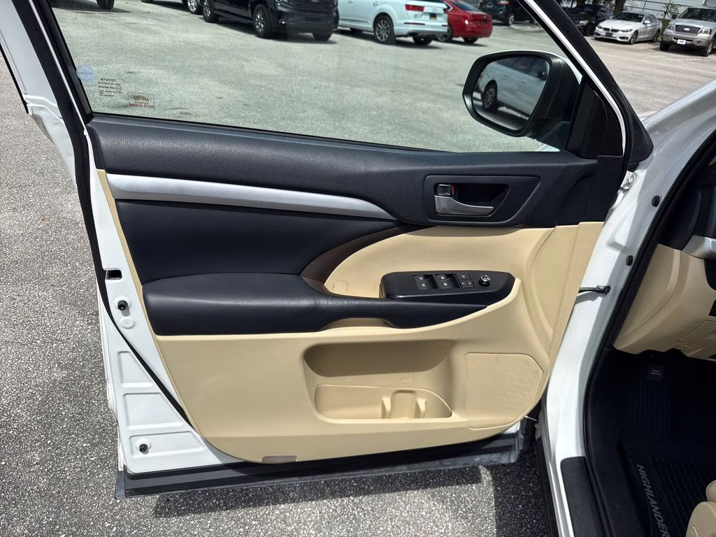 2019 Blizzard Pearl Toyota Highlander Hybrid XLE AWD SUV