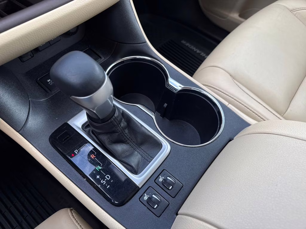 2019 Blizzard Pearl Toyota Highlander Hybrid XLE AWD SUV