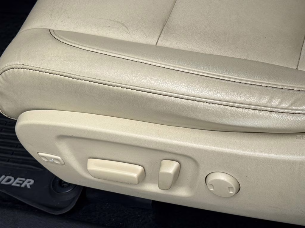 2019 Blizzard Pearl Toyota Highlander Hybrid XLE AWD SUV