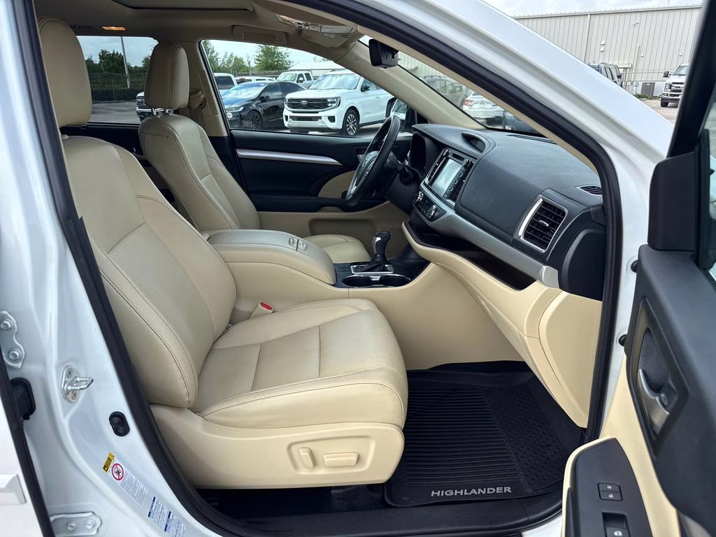 2019 Blizzard Pearl Toyota Highlander Hybrid XLE AWD SUV