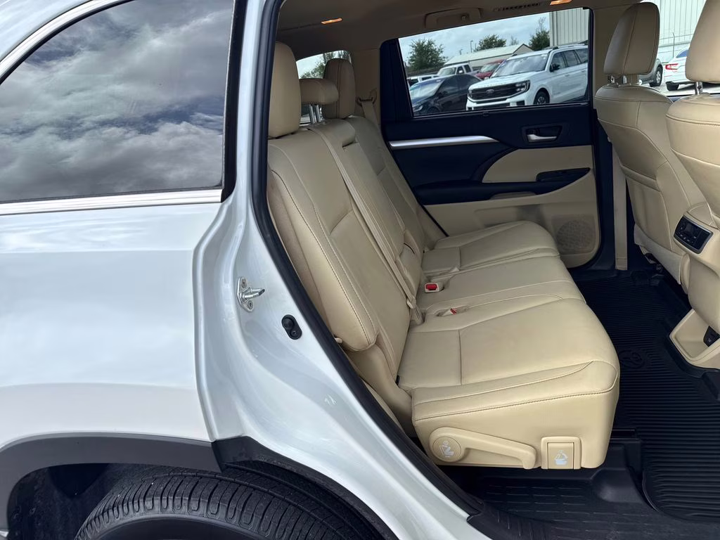 2019 Blizzard Pearl Toyota Highlander Hybrid XLE AWD SUV