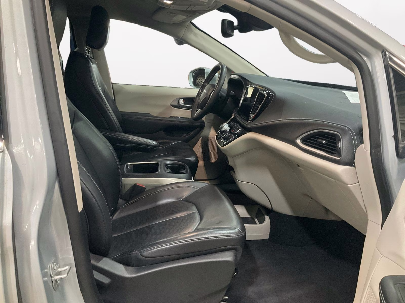 2022 Silver Mist Clearcoat Chrysler Pacifica Touring L AWD Van