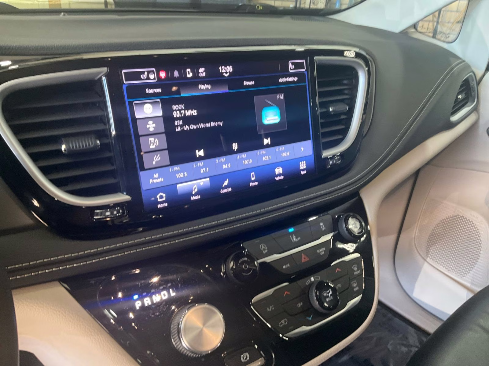 2022 Silver Mist Clearcoat Chrysler Pacifica Touring L AWD Van