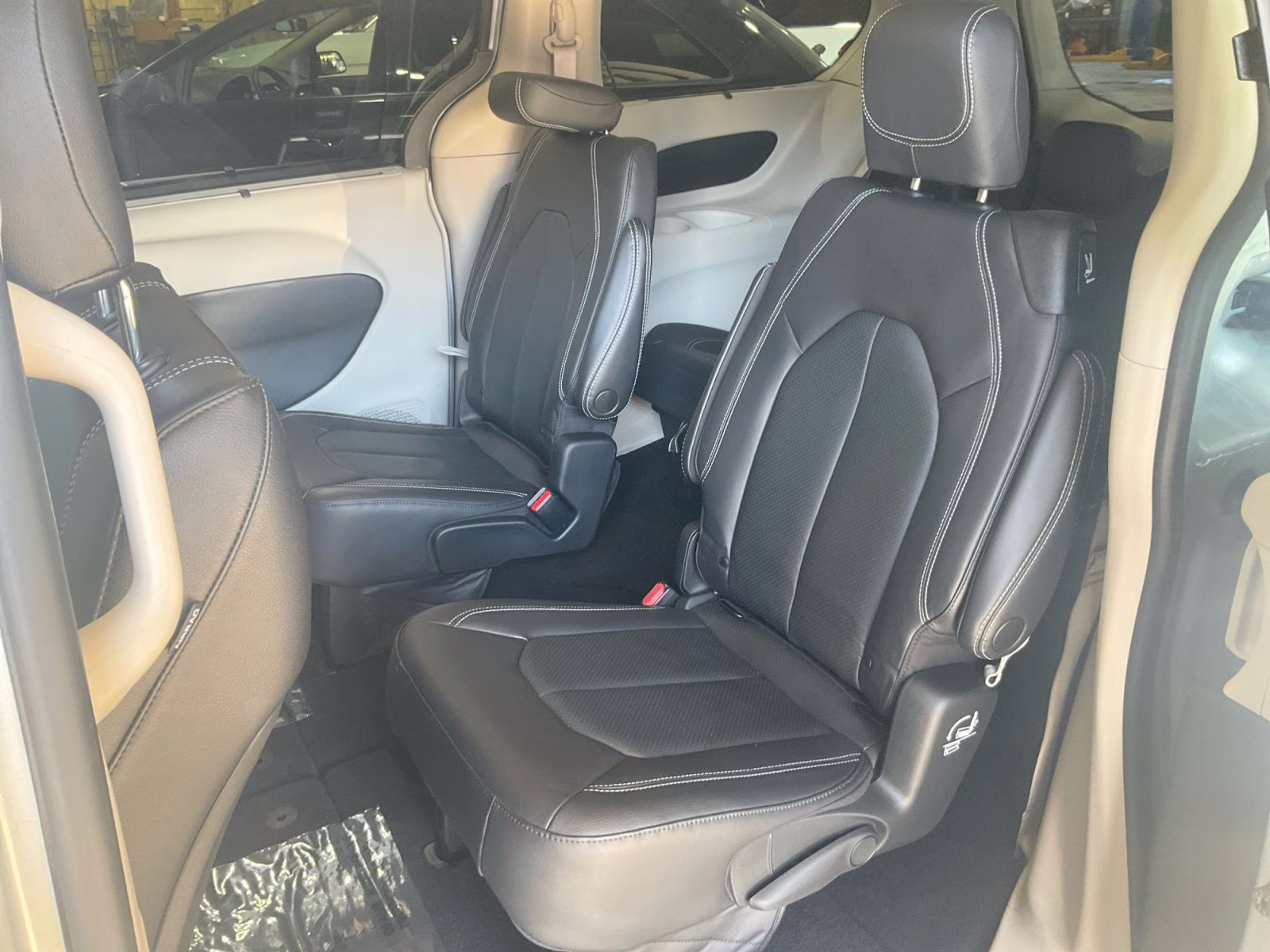 2022 Silver Mist Clearcoat Chrysler Pacifica Touring L AWD Van