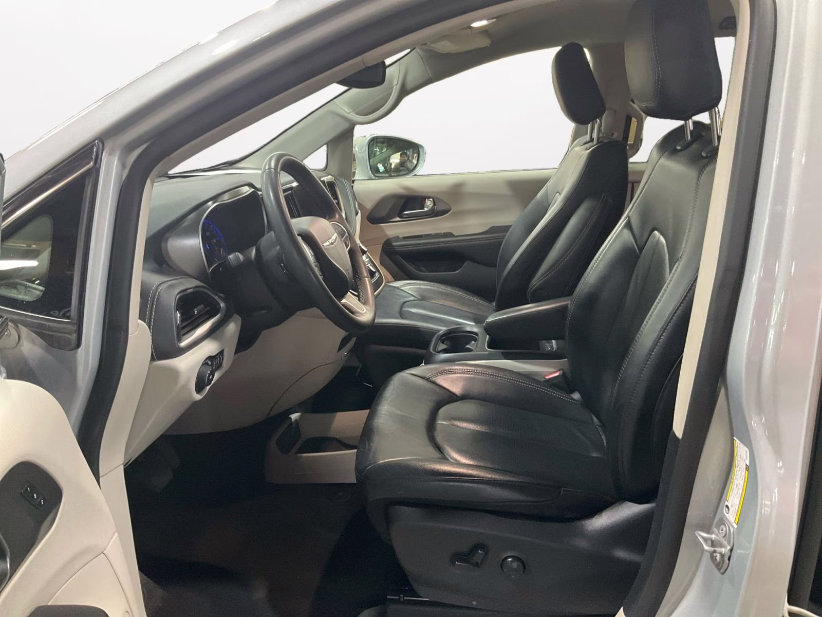 2022 Silver Mist Clearcoat Chrysler Pacifica Touring L AWD Van