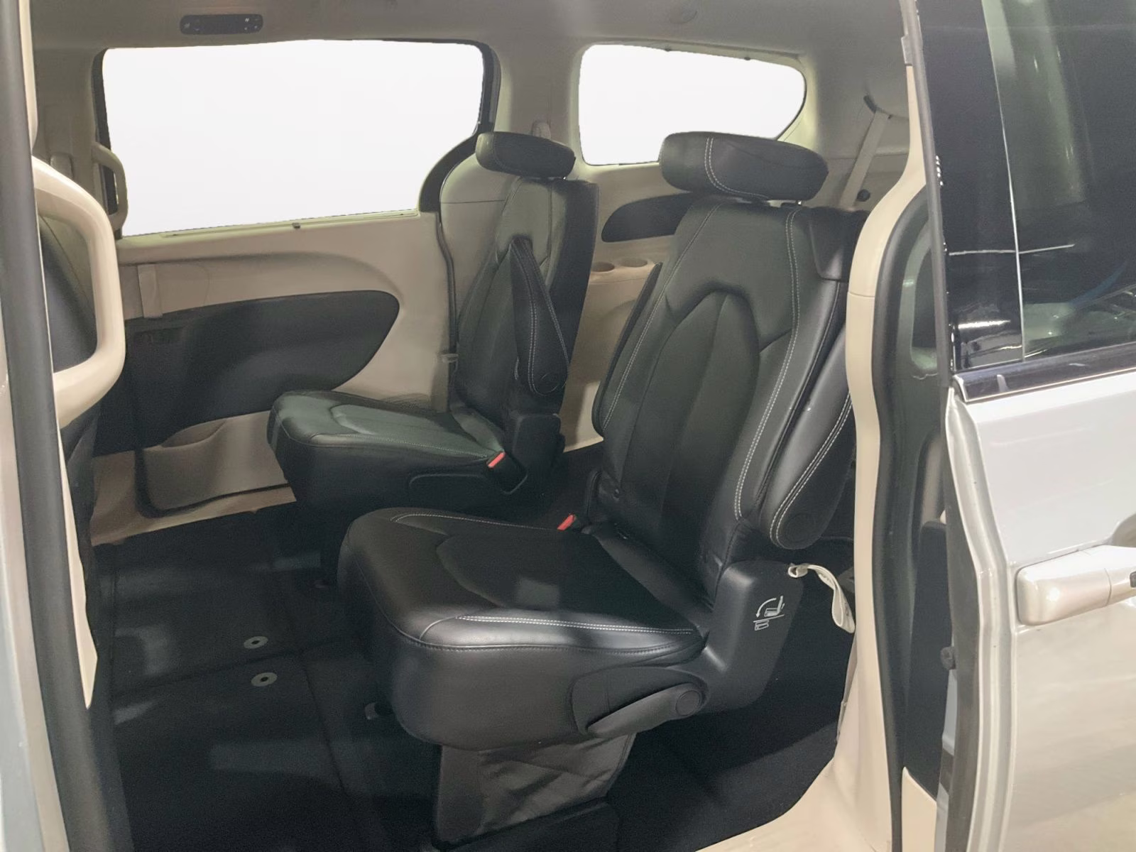 2022 Silver Mist Clearcoat Chrysler Pacifica Touring L AWD Van