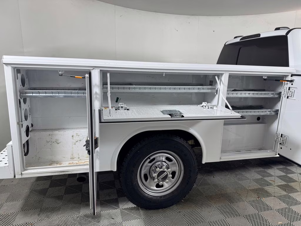 2024 Oxford White Ford Super Duty F-350 SRW XL RWD Chassis