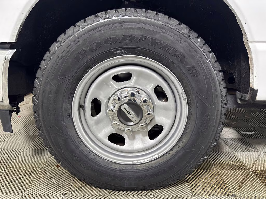 2024 Oxford White Ford Super Duty F-350 SRW XL RWD Chassis