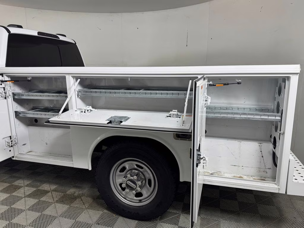 2024 Oxford White Ford Super Duty F-350 SRW XL RWD Chassis