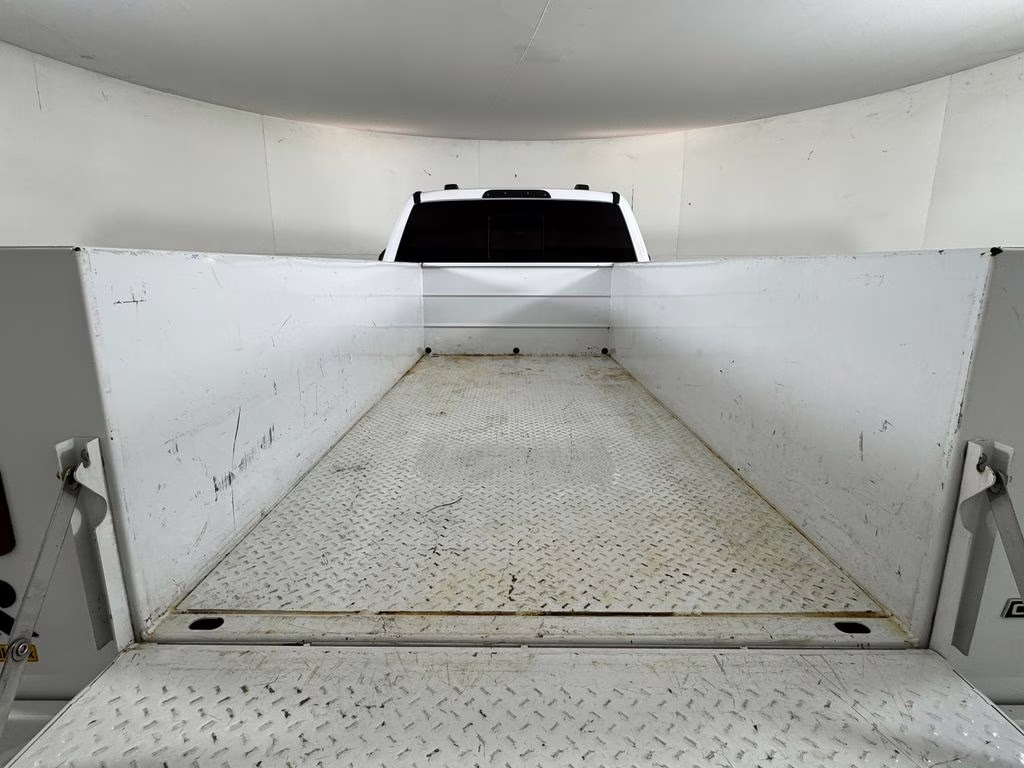 2024 Oxford White Ford Super Duty F-350 SRW XL RWD Chassis