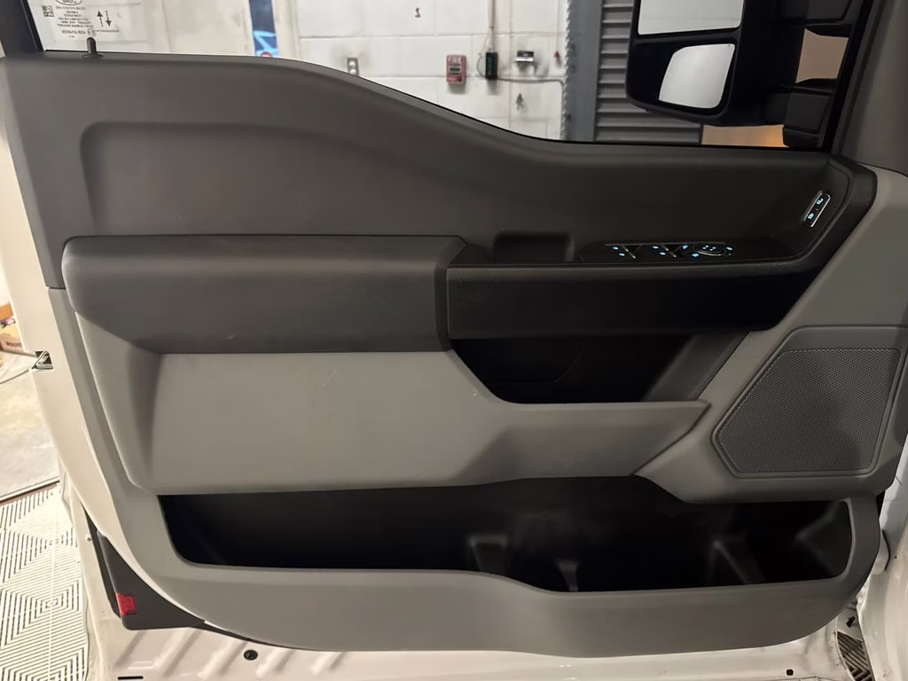 2024 Oxford White Ford Super Duty F-350 SRW XL RWD Chassis