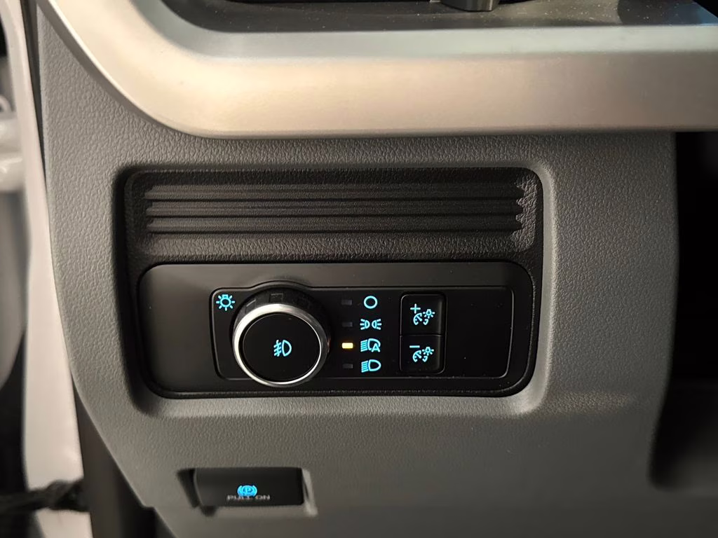 2024 Oxford White Ford Super Duty F-350 SRW XL RWD Chassis