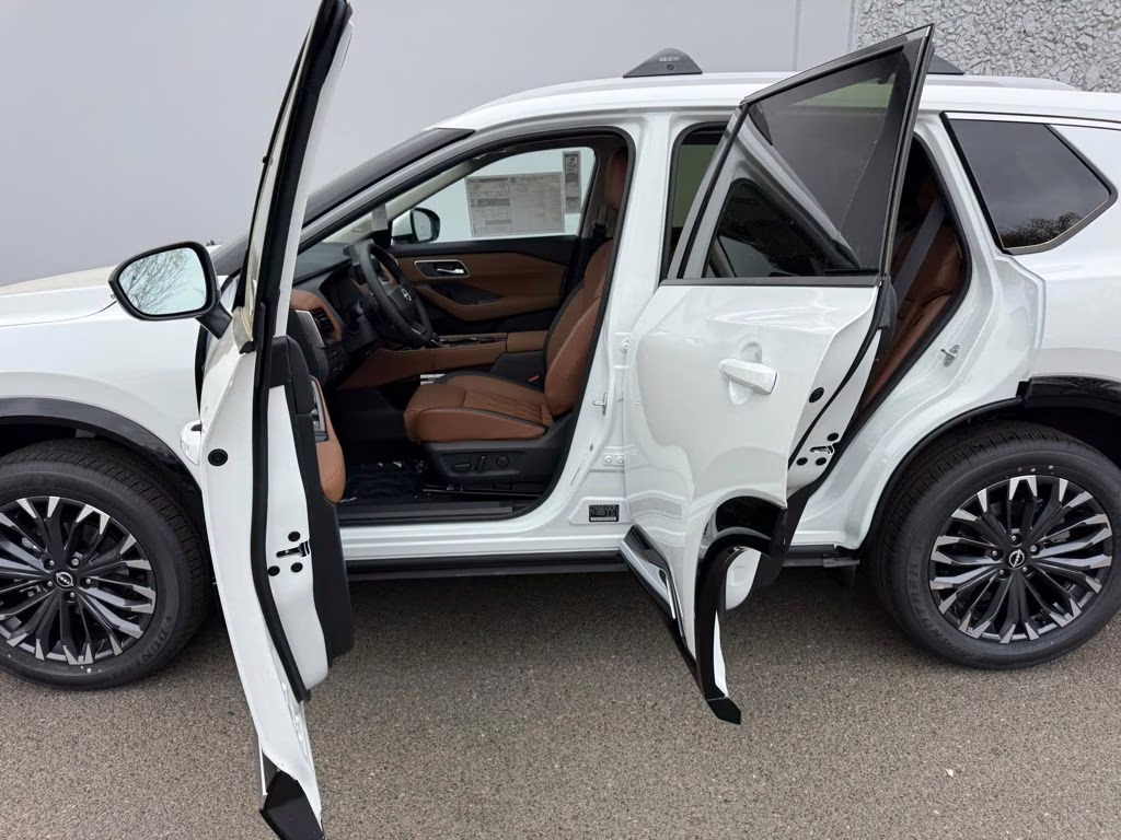 2026 Everest White Pearl Tricoat Nissan Rogue Platinum AWD SUV