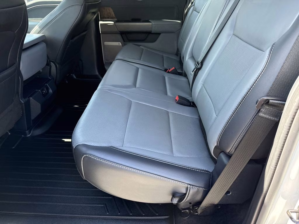 2021 Oxford White Ford F-150 Lariat 4X4 Truck