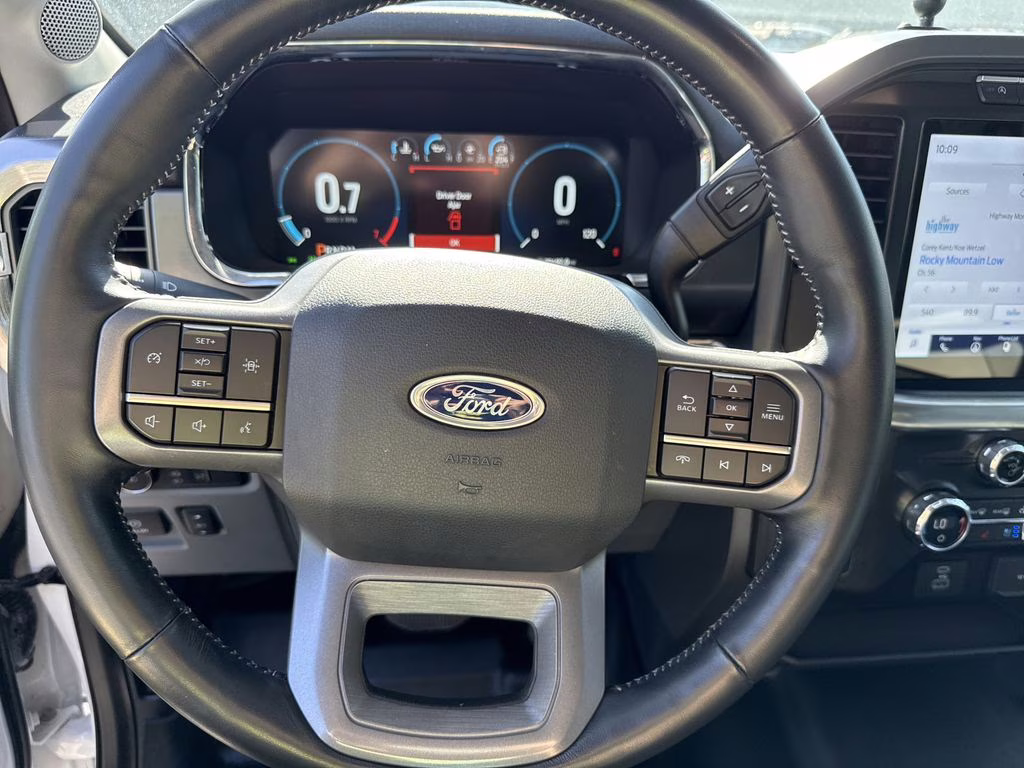 2021 Oxford White Ford F-150 Lariat 4X4 Truck