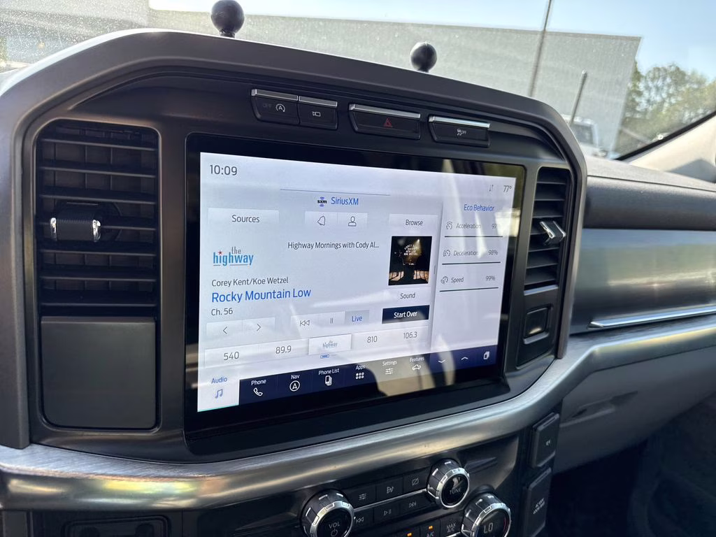 2021 Oxford White Ford F-150 Lariat 4X4 Truck