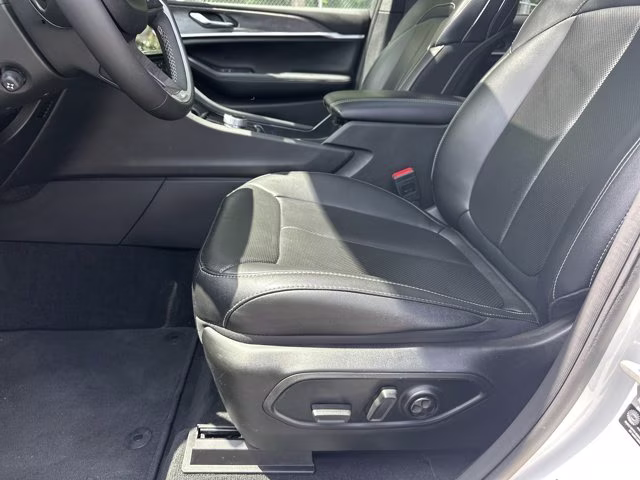 2024 Bright White Clearcoat Jeep Grand Cherokee L Limited 4X4 SUV