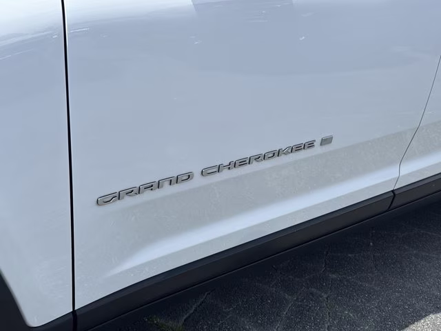2024 Bright White Clearcoat Jeep Grand Cherokee L Limited 4X4 SUV