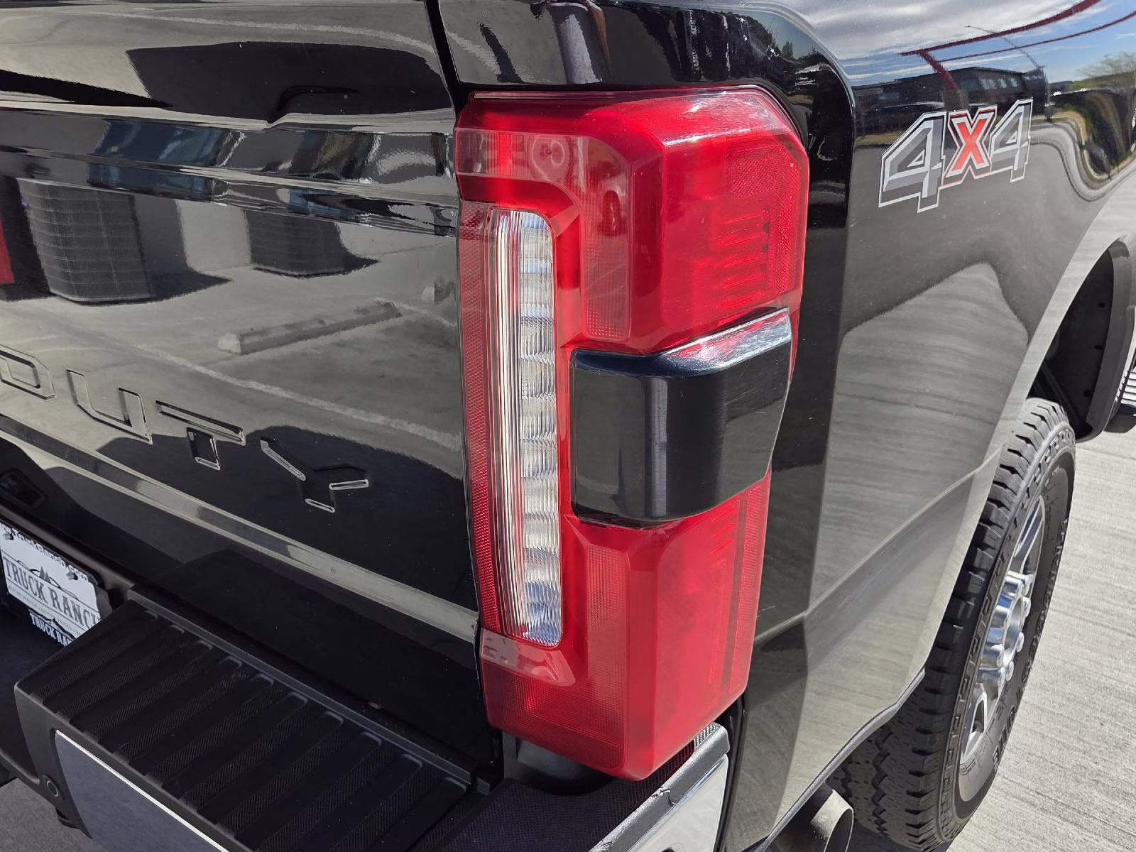 2024 Agate Black Ford Super Duty F-250 SRW Lariat 4X4 Truck