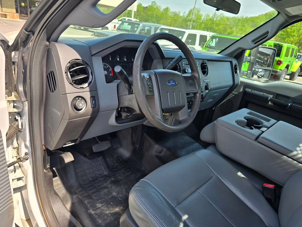 2016 Oxford White Ford Super Duty F-550 DRW XL RWD Chassis