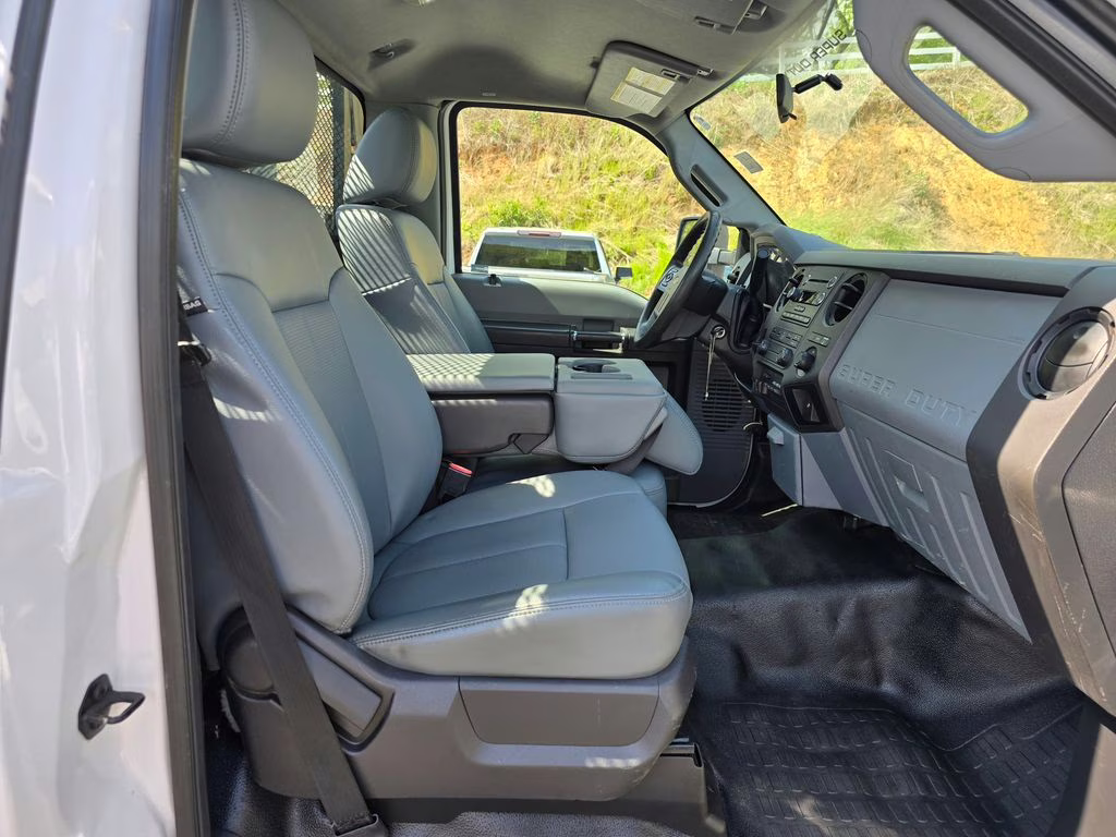 2016 Oxford White Ford Super Duty F-550 DRW XL RWD Chassis