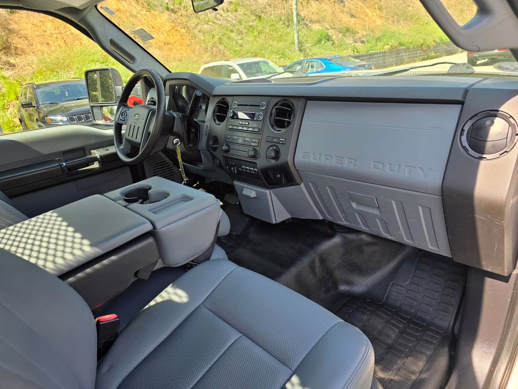 2016 Oxford White Ford Super Duty F-550 DRW XL RWD Chassis