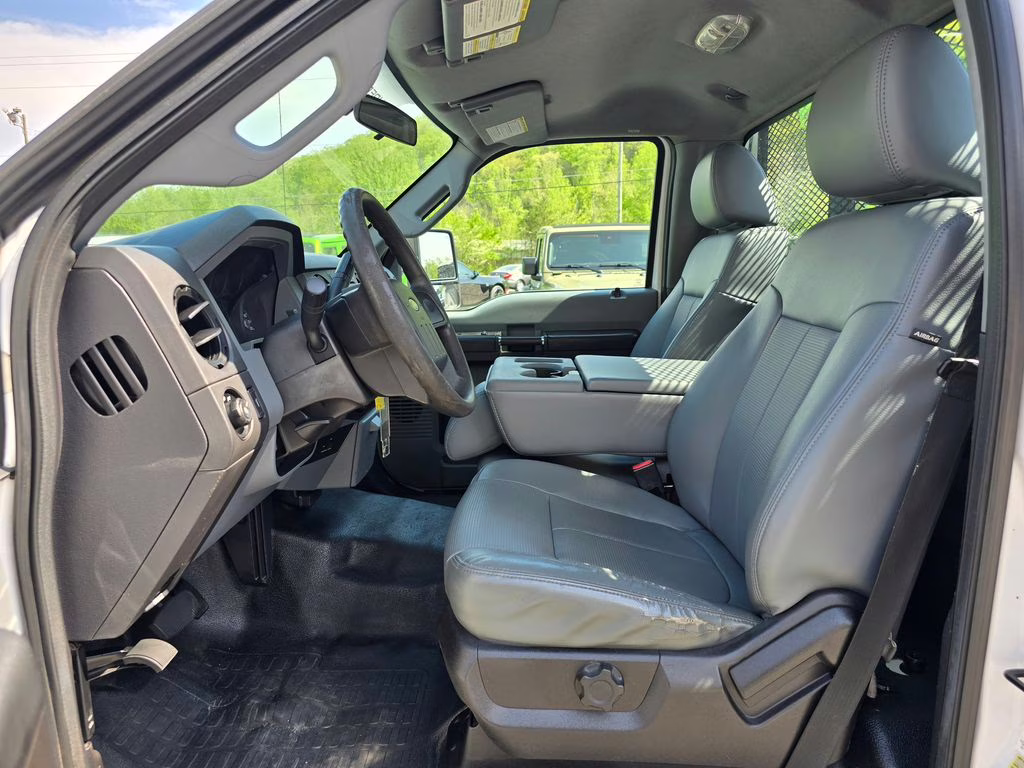 2016 Oxford White Ford Super Duty F-550 DRW XL RWD Chassis