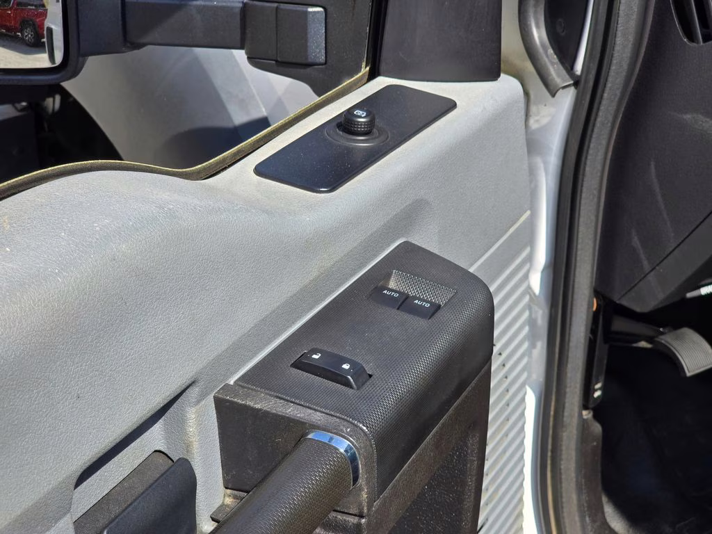 2016 Oxford White Ford Super Duty F-550 DRW XL RWD Chassis